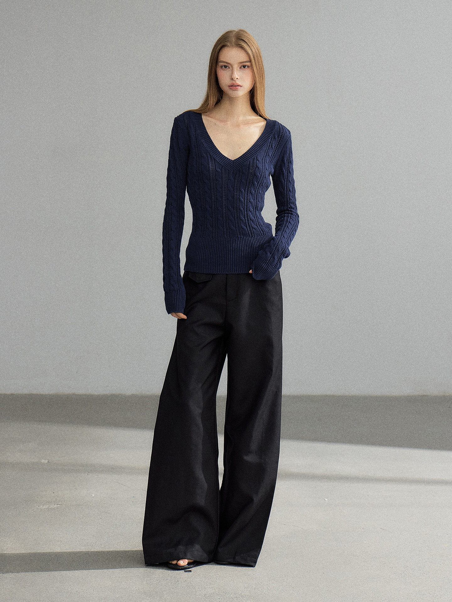 WITHMIN Slim Fit V-Neck Knit Sweater