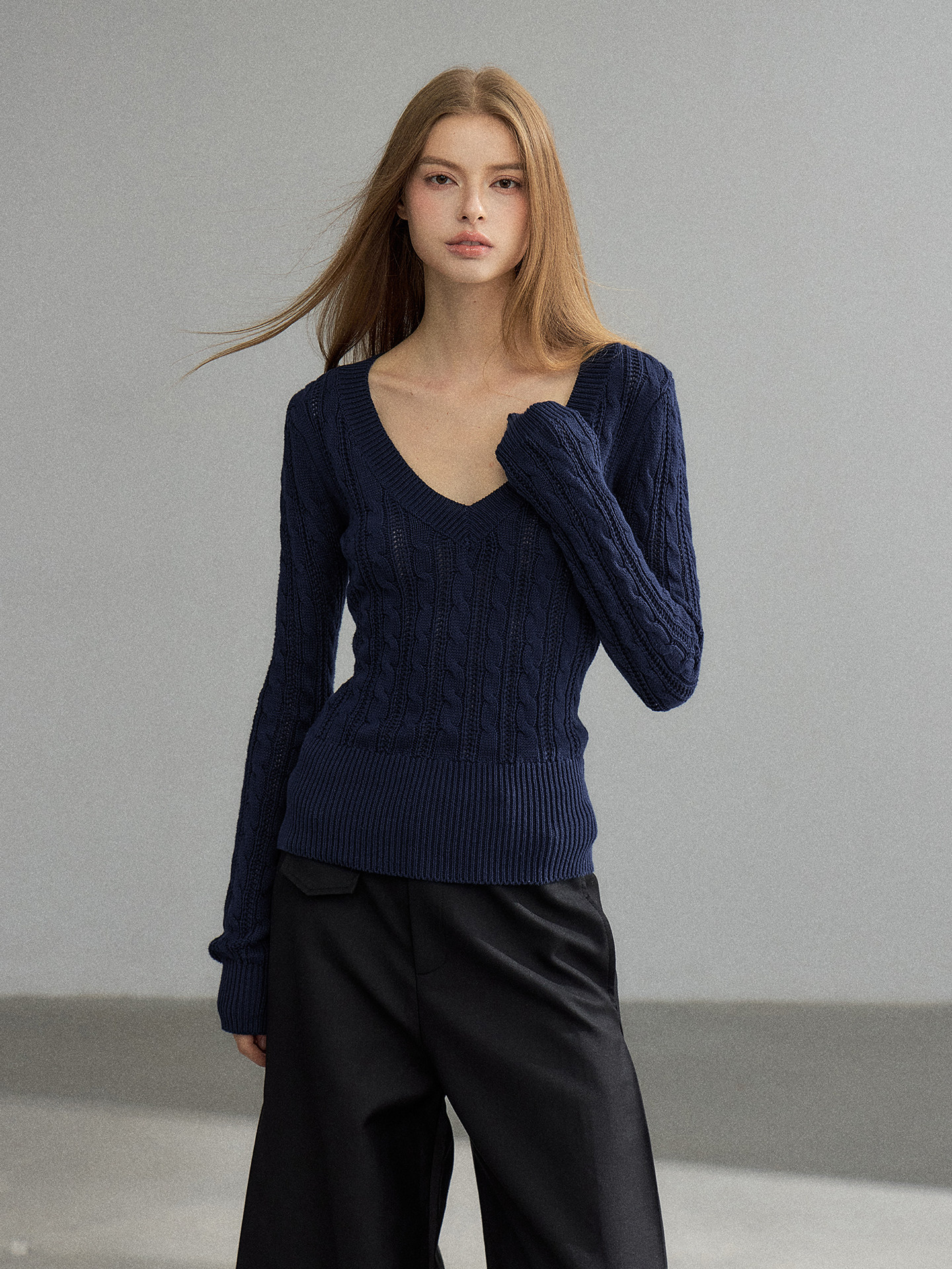 WITHMIN Slim Fit V-Neck Knit Sweater