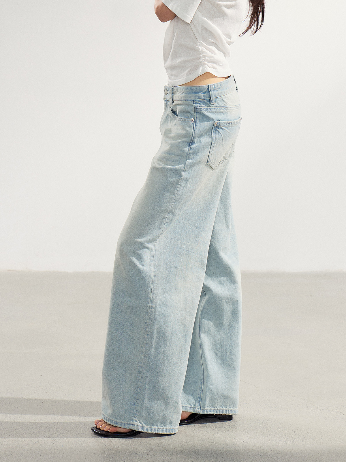 WITHMIN Low-Rise Wide-Leg Jeans