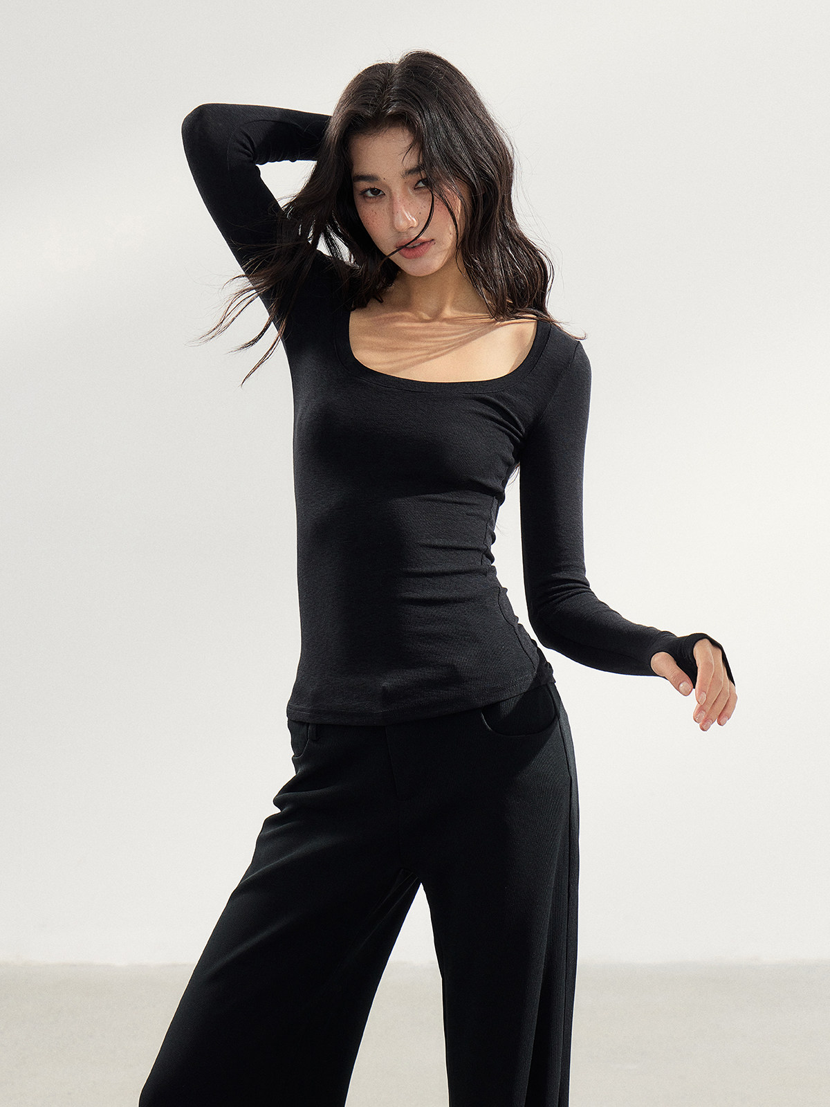 WITHMIN U-Neck Slim-Fit Tee