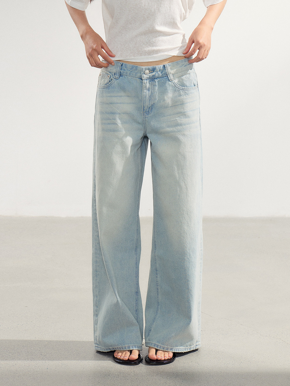 WITHMIN Low-Rise Wide-Leg Jeans