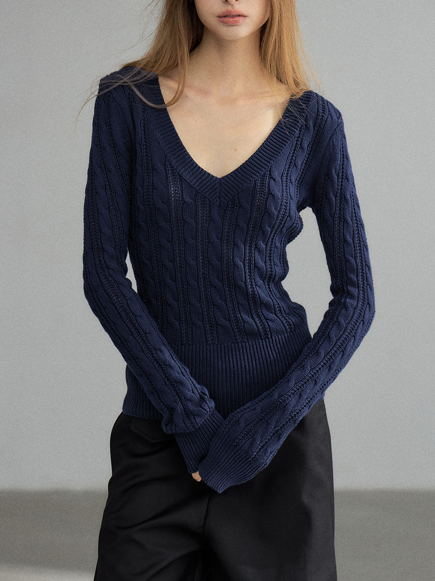 WITHMIN Slim Fit V-Neck Knit Sweater