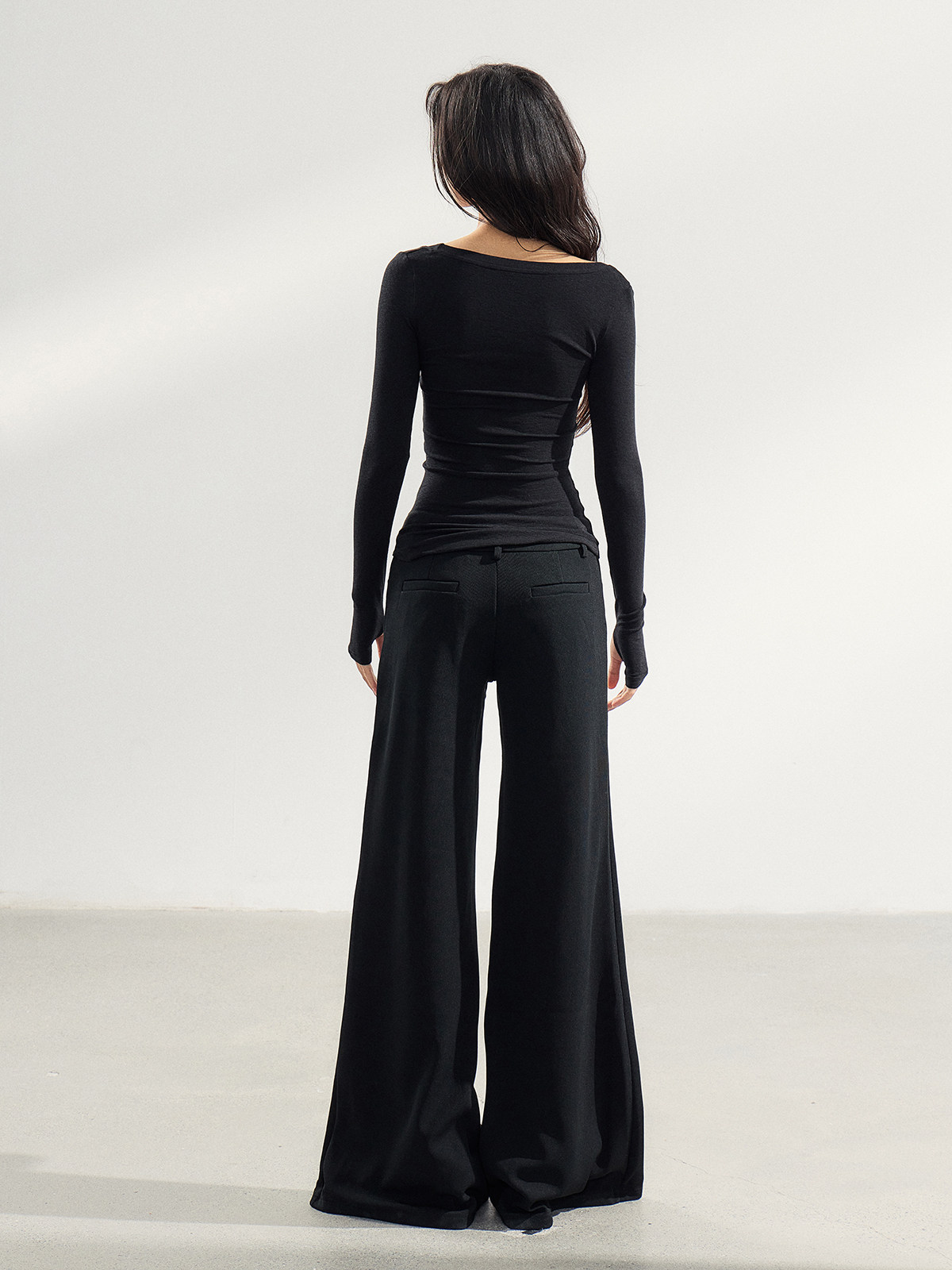 WITHMIN U-Neck Slim-Fit Tee