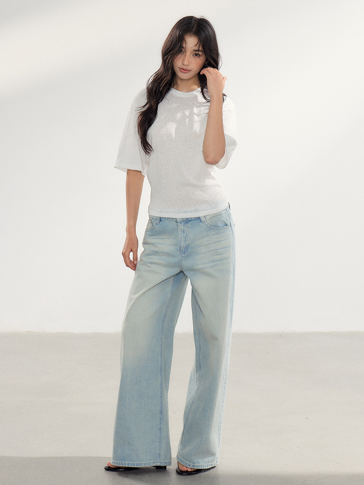 WITHMIN Low-Rise Wide-Leg Jeans