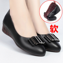 Soft leather shoes female spring and autumn shoes leather low heel wedge comfortable old mothers shoes 2021 middle-aged and old womens shoes