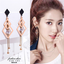 Anti-allergic titanium steel will move geometric belt drill tassel earrings Japanese and Korean temperament does not fade diamond-shaped earrings exaggerated earrings