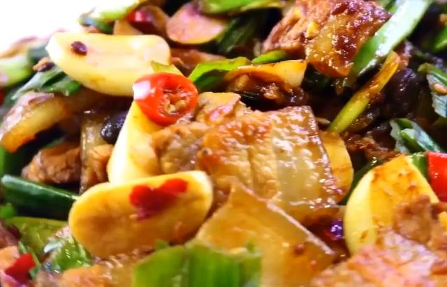 回锅肉这样做才好吃,色泽红亮肥而不腻!