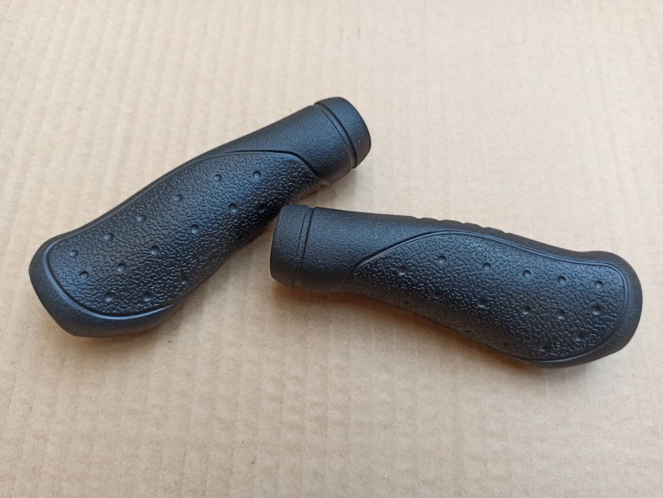 The bike takes the set of hiking and handlebars sets the set of rubber to cover the cover.