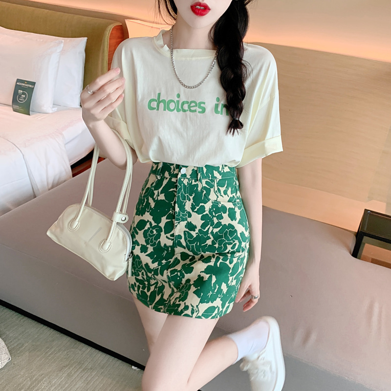 Petite Summer Outfit for Women 2026 New Trendy Internet Celebrity Short Skirt Eye-Catching Age-Reducing Fashion Two-Piece Set Slimming
