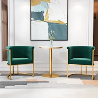 Один стол, два дивана 