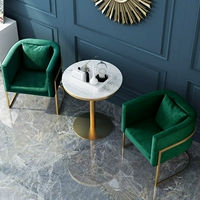 Один стол, два дивана 