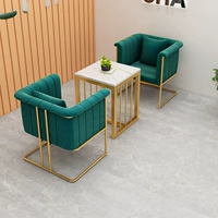 Один стол, два дивана 