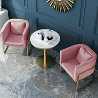 Один стол, два дивана 