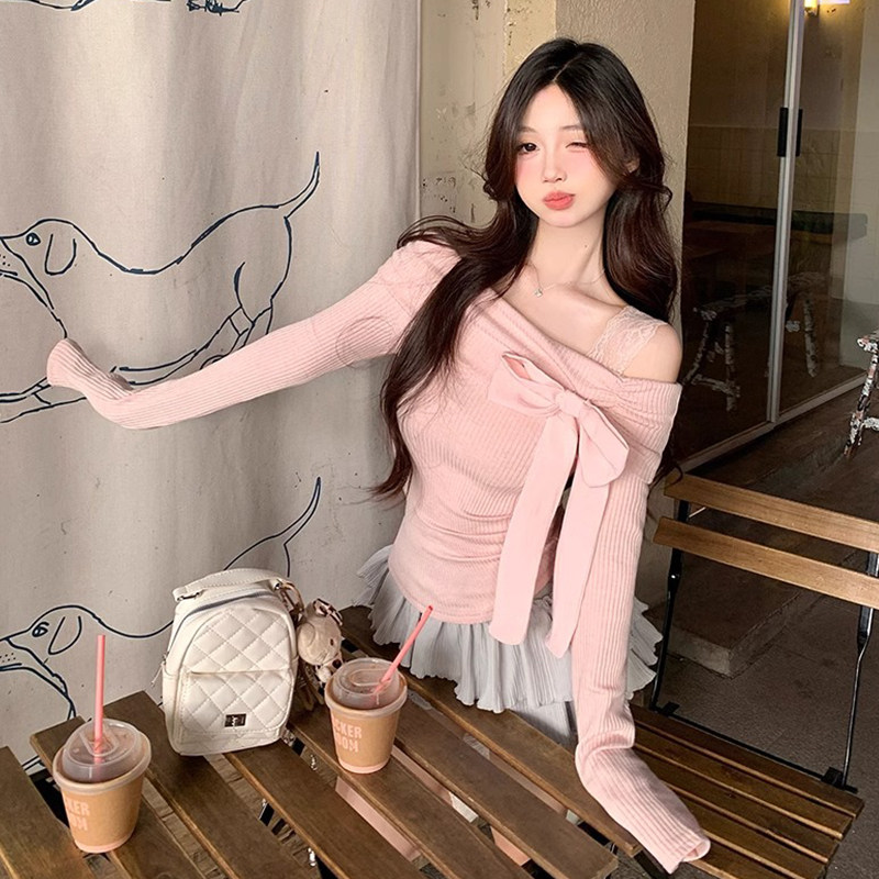 Pure and alluring off-shoulder pink knit top for autumn and winter, featuring a sweet and spicy bow and lace trim.