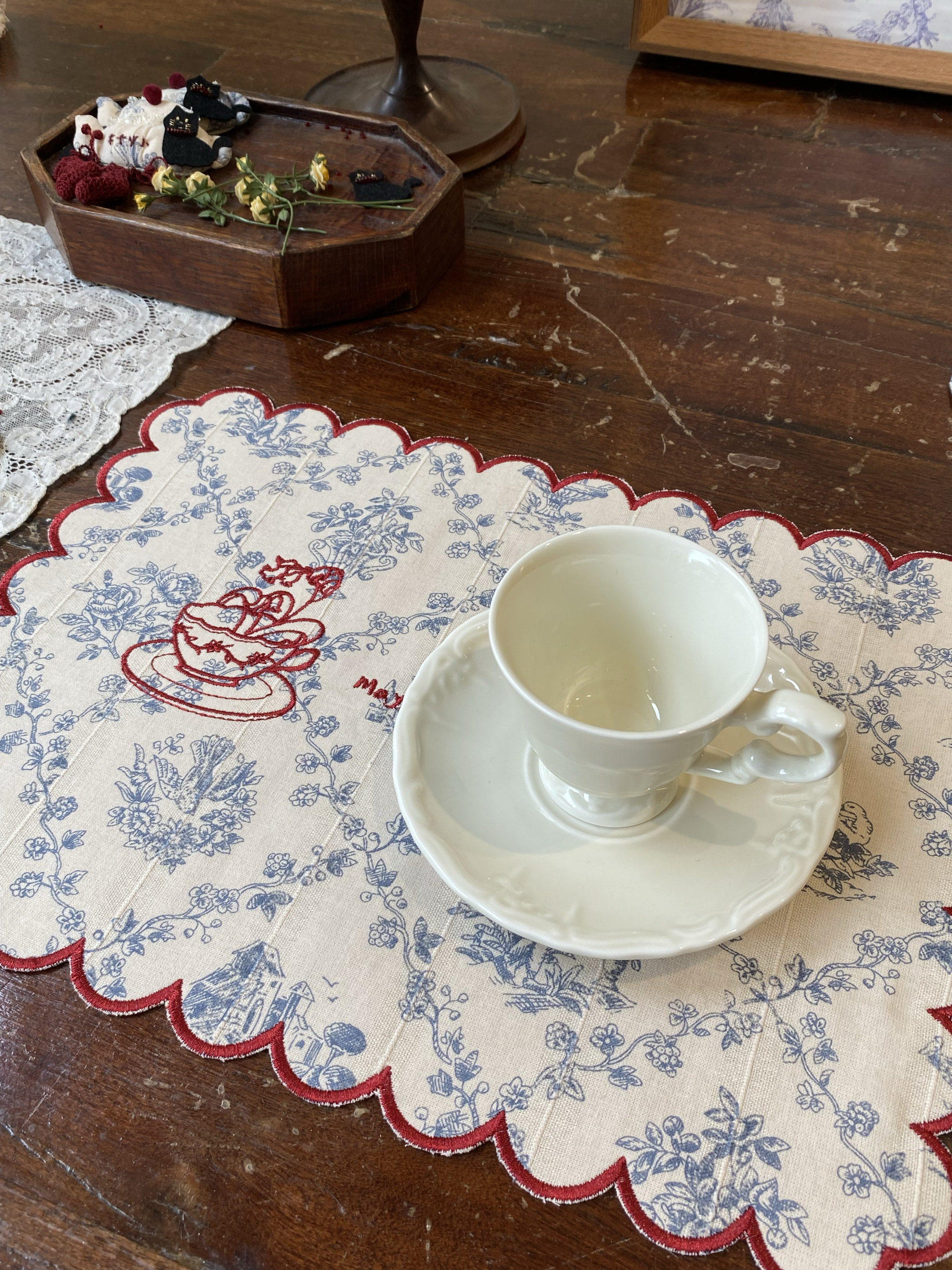 ティーポット柄手刺繍テーブルマット - ショップ ValleyBells