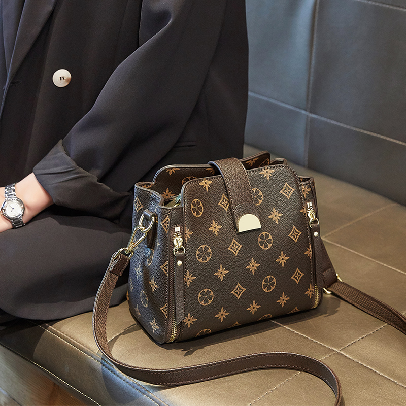 French counter MKZAREA explosion style simple bucket bag fashion all-match women's hand-held one-shoulder messenger bag women's tide