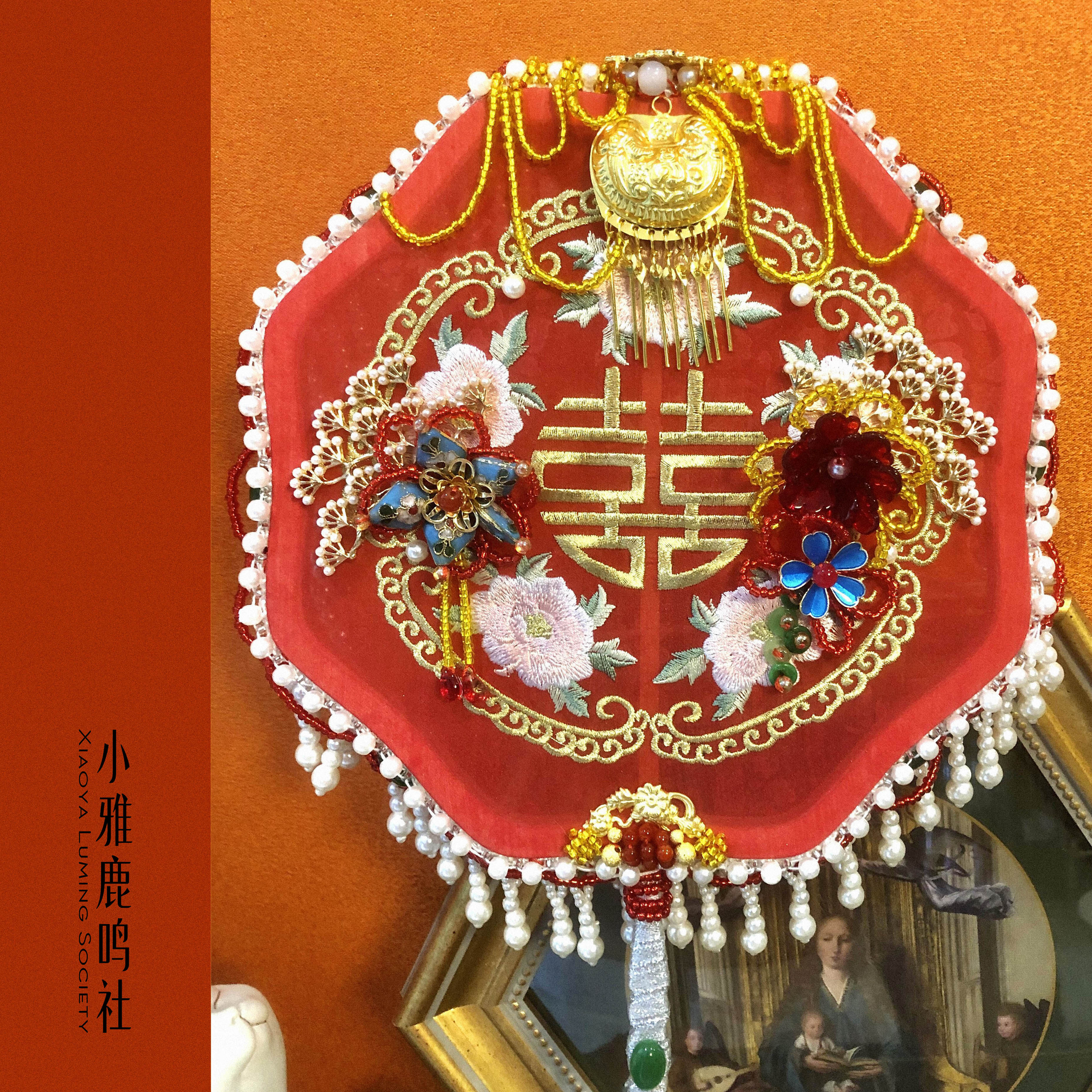 The bride holds the wedding fan and gets married holding the flower in the hand. The finished product is the red Chinese style ancient fan.