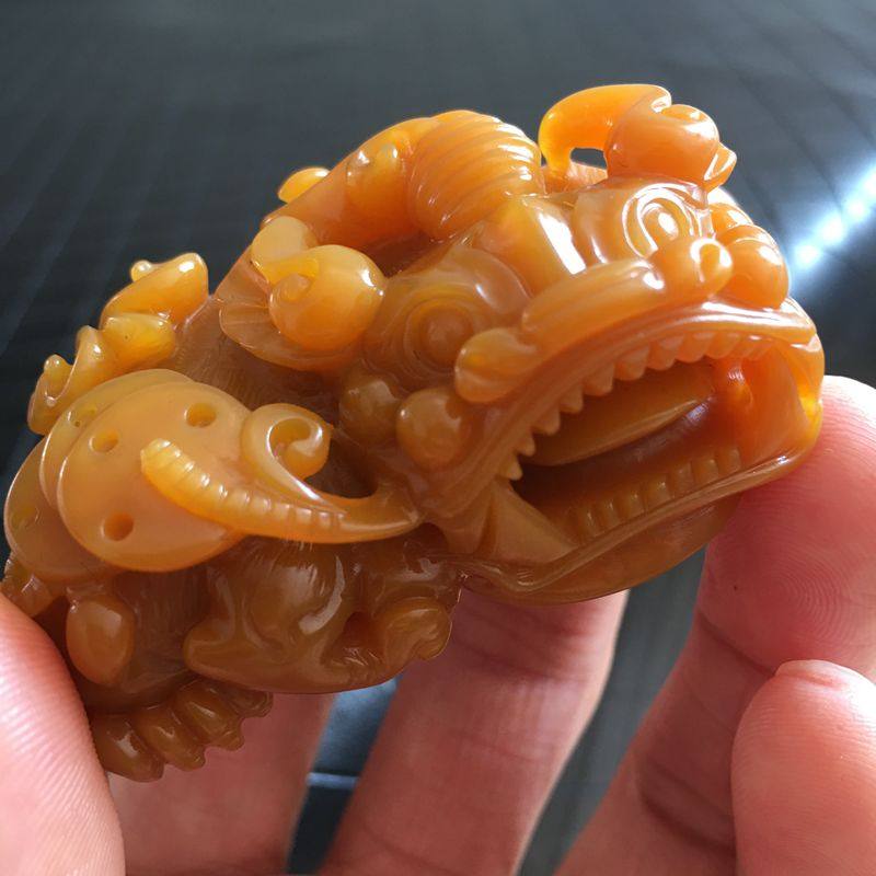 Myanmar Yellow Leopard Myanmar Material Yellow Dragon Jade Chicken Oil Yellow Imperii King Yellow Bully Wang Leu's handlebar piece of fine craftsman's hand engraving texture old