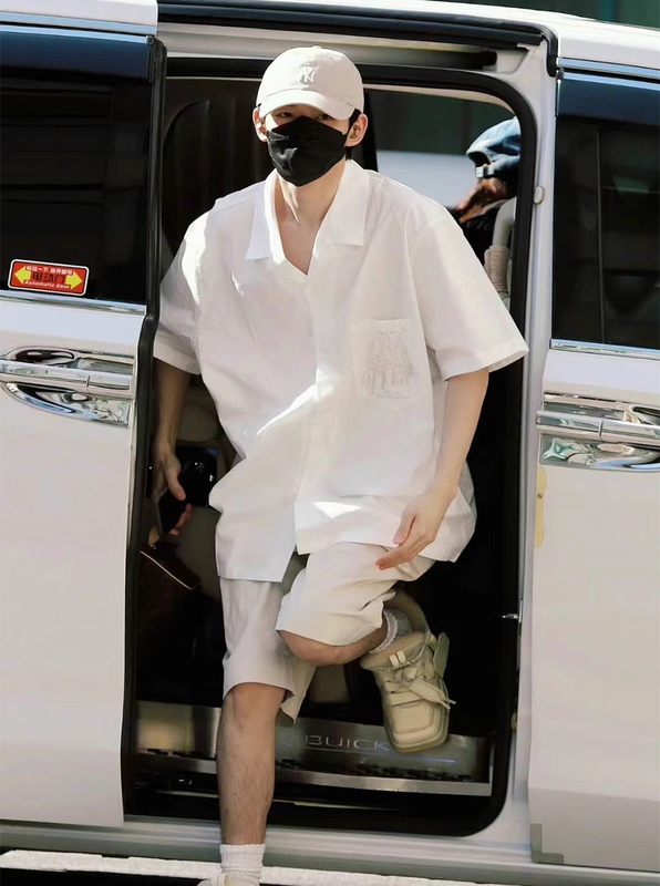 Deng Wei's Same Style White Short-Sleeved Shirt for Men and Women, Casual Summer New Korean Version, Niche High-End Loose Shirt Trend Deng Wei's Same Style White Short-Sleeved Shirt for Men and Women, Casual Summer New Korean Version, Niche High-End Loose Shirt Trend