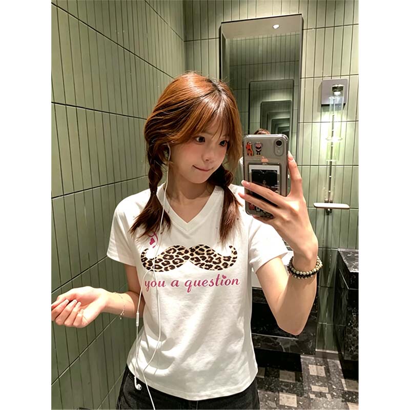 American Retro White V-Neck Leopard Print Slogan Printed Right-Shoulder Short-Sleeved T-Shirt for Women in Summer, Slimming Short Top for Hot Girls