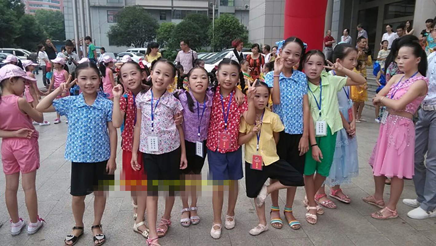 Trẻ em bị bỏ lại phía sau, em bé nông thôn, trang phục đồng quê, cha và mẹ xa, quần áo trẻ em di động, ấm áp trong đó thời trang be gái 10 tuổi