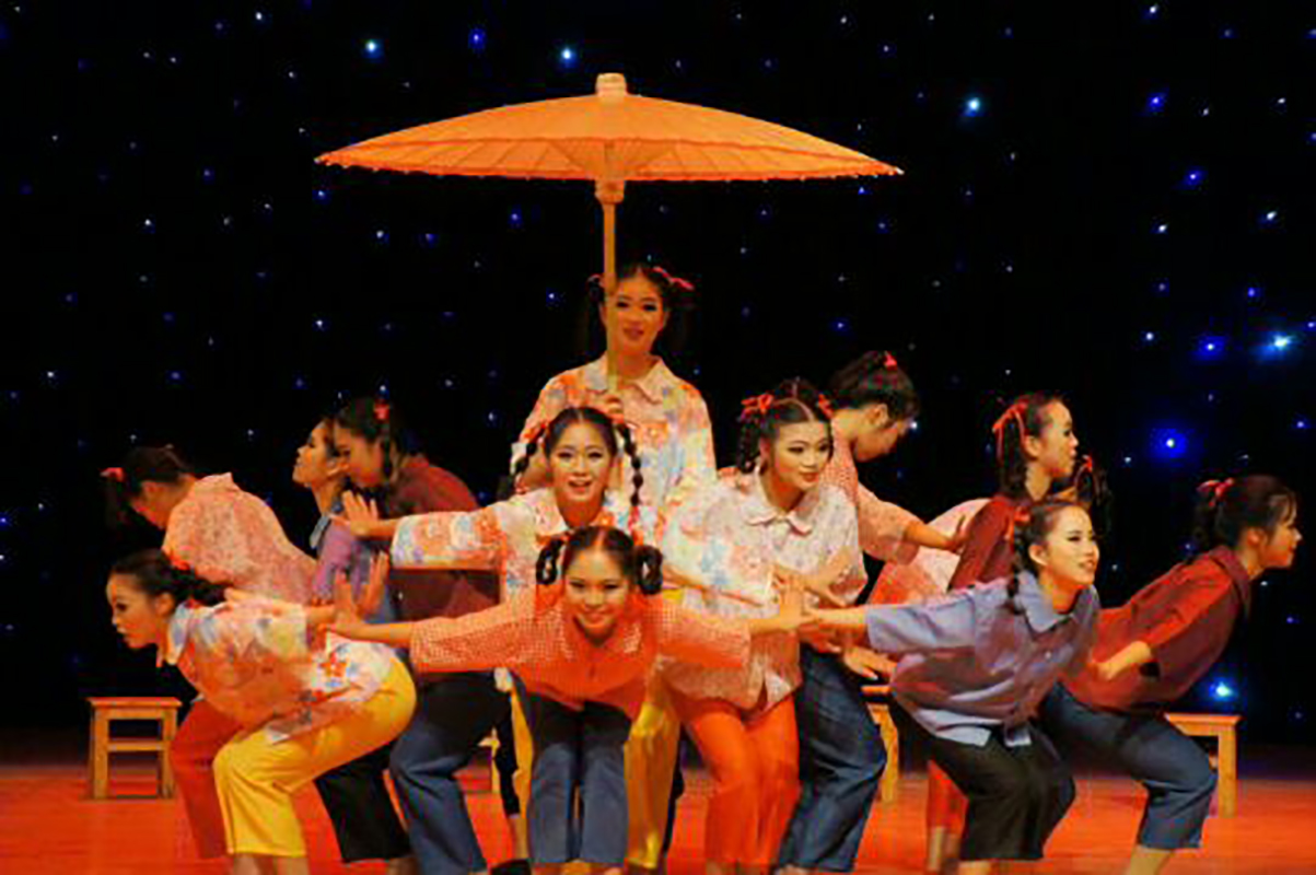 Trẻ em bị bỏ lại phía sau, em bé nông thôn, trang phục đồng quê, cha và mẹ xa, quần áo trẻ em di động, ấm áp trong đó thời trang be gái 10 tuổi