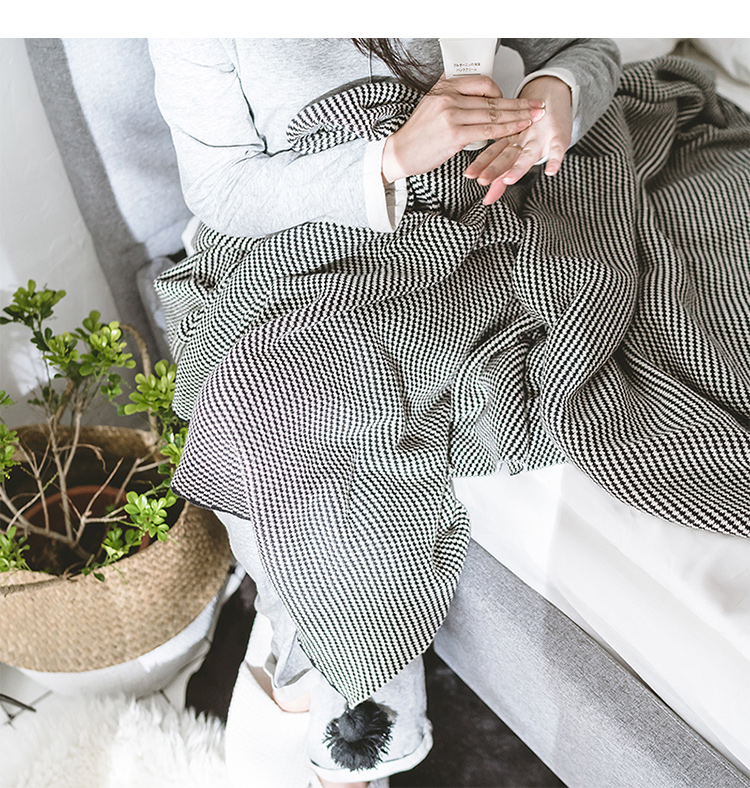 chăn giải trí đơn sofa đơn giản màu đen và trắng sọc bông handmade bông chăn ngủ trưa chăn nordic INS - Ném / Chăn chăn lông cừu giá bao nhiều