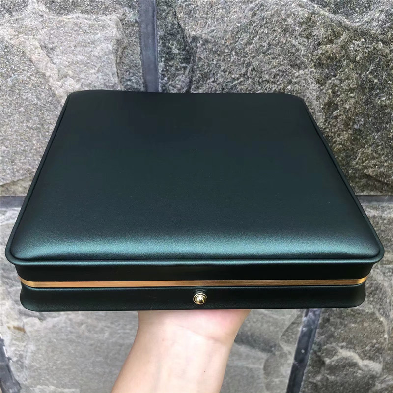 新品のダークグリーンPUレザー製、ゴールドトリムのパールネックレス（母の日ギフトセット、パッケージ、収納ボックス付き、送料無料）。