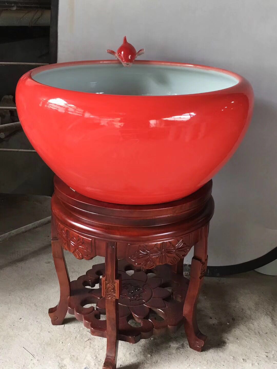 Jingdezhen new small diameter 50 cm ceramic water spray fish tank living room hotel office decoration