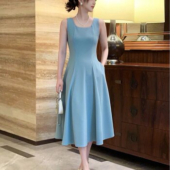 ຊຸດສີດໍານ້ອຍ hepburn ແບບ suspender skirt summer high-end temperament square collar sleeveless ສີດໍາ dress ສໍາລັບຄົນຂະຫນາດນ້ອຍ