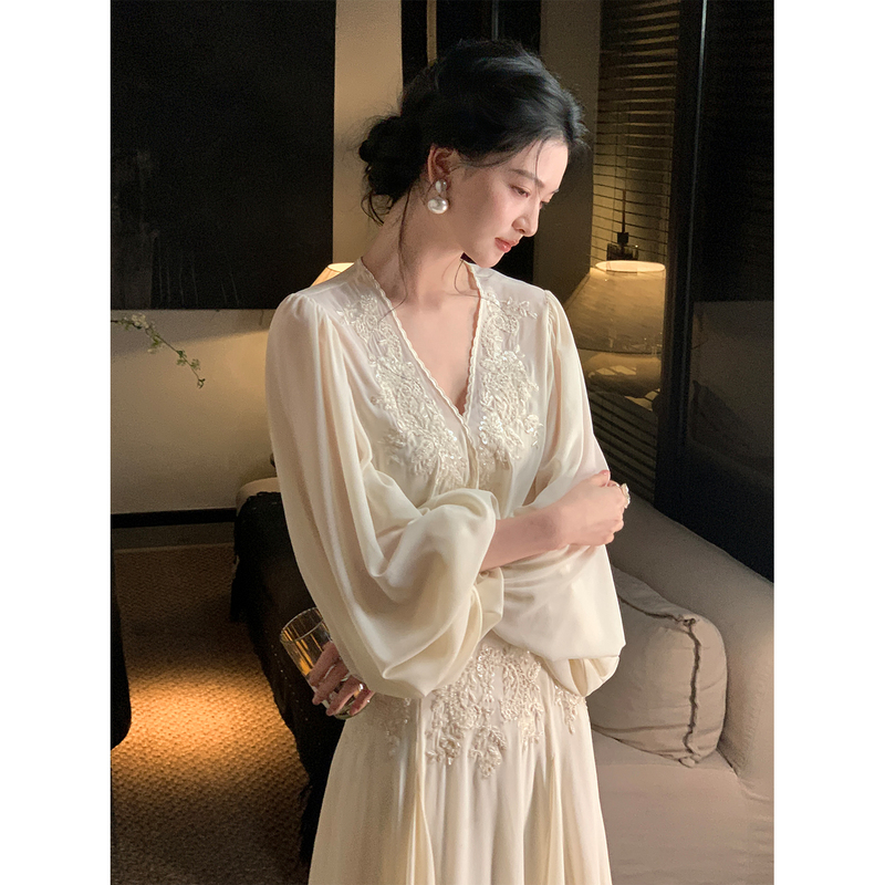 From a Moment of [Linglang Tian Gong] (Exquisite Craftsmanship) Gentle Elegance, V-Neck Long-Sleeved Dress with Needlepoint Bead Embroidery in Various Lengths