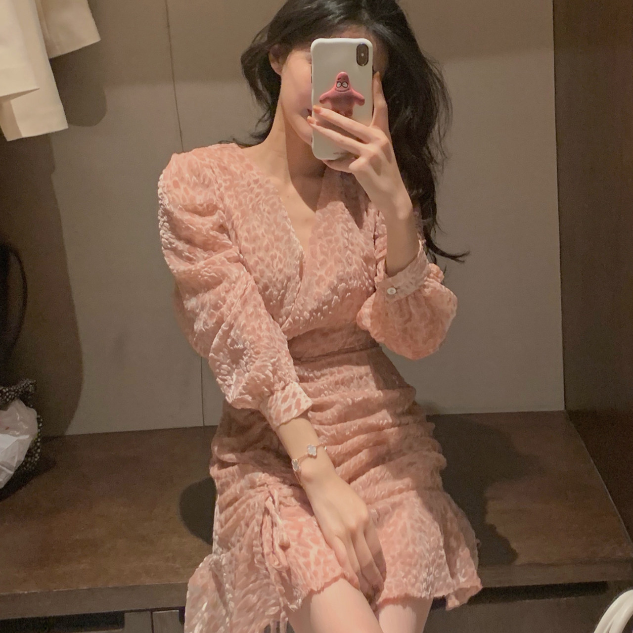 From a girl's aroma retro V collar BAO WEN pink gold velvety gold velvety dress in style wrapped in a sea of spring