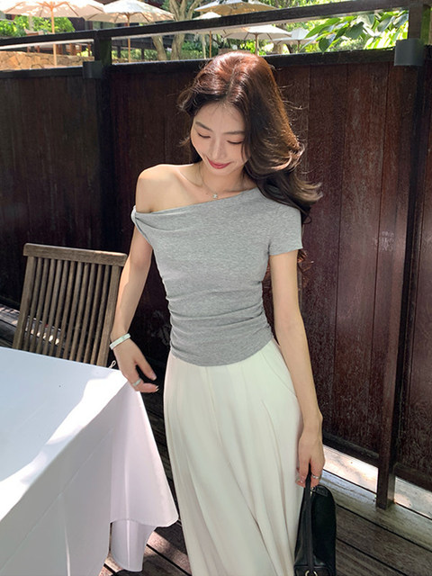 Asymmetrical Shoulder Twist Design Off-Shoulder Short-Sleeve T-Shirt for Women, Spring/Summer Stylish Slim-Fit Slant Neck Top That Reveals Collarbone, Pure Desire Hot Girl Style