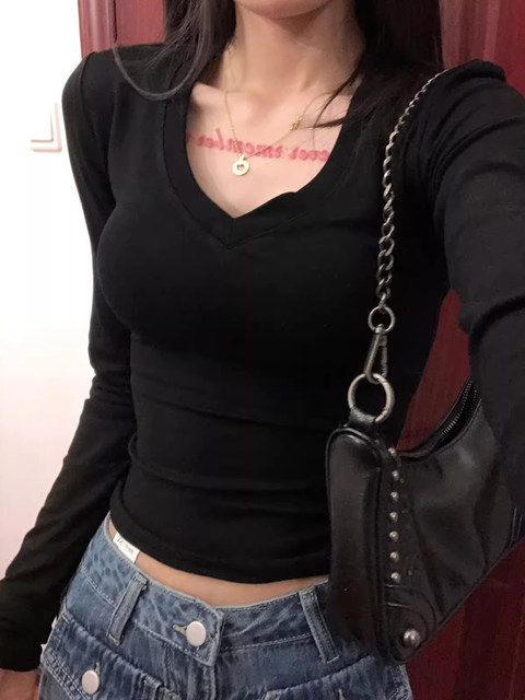 Black V-Neck Inner Layering Shirt for Petite Women, Autumn and Winter Stylish and Chic Slim-Fit Base Shirt Top