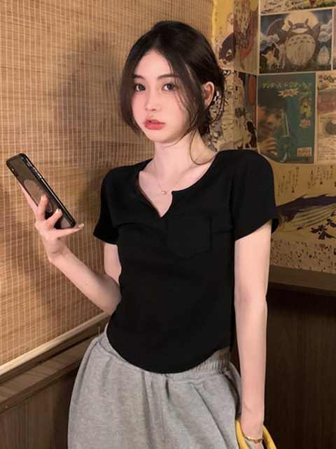 Trendy Designer Short-Sleeve T-Shirt for Women, Summer 2025 New Style, Unique Slim-Fit V-Neck Crop Top