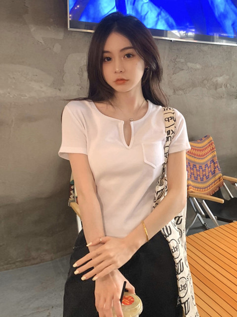 Trendy Designer Short-Sleeve T-Shirt for Women, Summer 2025 New Style, Unique Slim-Fit V-Neck Crop Top