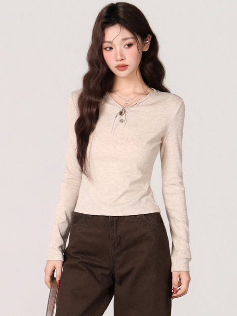 Stylish and Unique Long-Sleeve T-Shirt for Women, Suitable as a Base Layer in Autumn and Winter, Oatmeal Color, Regular Shoulder Fit, Versatile, Slim-Fit Top