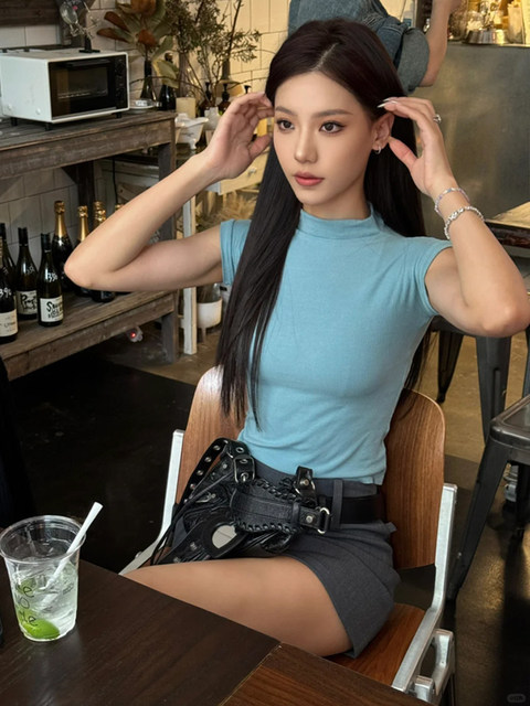 Casual Half-High Collar, Straight Shoulder, Short-Sleeved T-Shirt for Women, Summer Hot Girl Style, Figure-Flattering Design, Niche Slim-Fitting Top