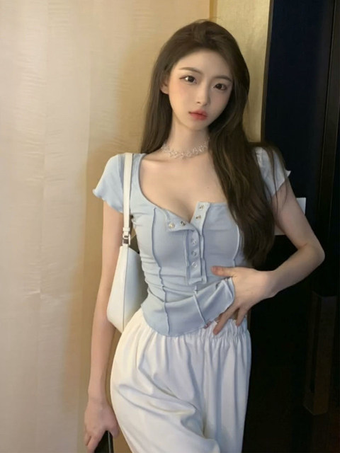 Hot Girl U-Neck Short-Sleeve T-Shirt for Women, Spring 2026 New Style, Super Popular European Fashion, Slim Fit, Flattering, Versatile, Waist-Cinching Short Top