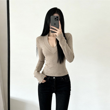 This Year's Trendy Hot-Selling Item: a High-End, Super Stylish V-Neck Base Layer Top for Women, Slim Fit, Flattering, with Regular Shoulders, for Autumn and Winter
