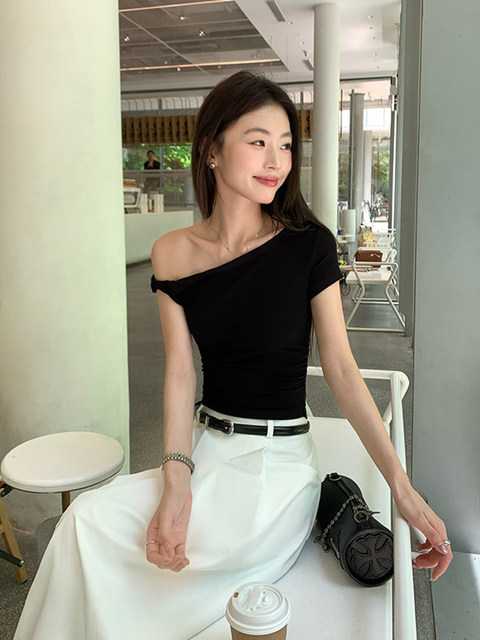 Asymmetrical Shoulder Twist Design Off-Shoulder Short-Sleeve T-Shirt for Women, Spring/Summer Stylish Slim-Fit Slant Neck Top That Reveals Collarbone, Pure Desire Hot Girl Style