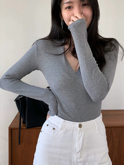 Designed V-Neck Tight-Fitting Long-Sleeved Top for Women in Autumn and Winter, Slimming, Sexy, Versatile, Stylish and Slim-Fitting Knitted Top