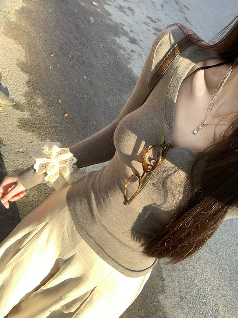 Trendy and Sexy V-Neck Long-Sleeve T-Shirt for Women, Autumn and Winter Design, Unique and Slim-Fitting Inner Layer Top