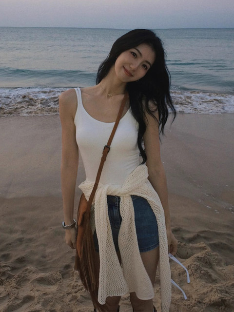 French-Style Camisole with Chest Pads, Early Spring Inner Wear, Waist-Cinching, Slimming, Knitted Sleeveless Top for Women