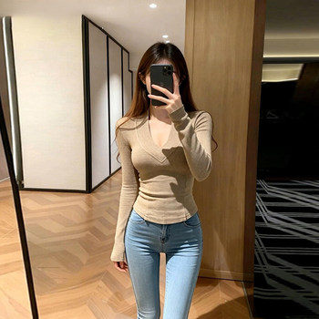 Super Stylish V-Neck Long-Sleeve T-Shirt for Women, Autumn and Winter Slim-Fit Base Layer, Flattering and Versatile Top