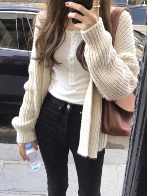 Unique and Chic Henry Collar Inner Layering Shirt for Women, Autumn and Winter Design with Buttons, Slimming, Regular Shoulder, Long-Sleeved T-Shirt Top