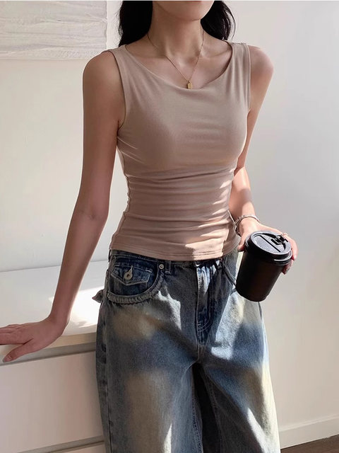 Short Camisole for Women, Suitable for Outerwear in Summer 2025, New Slim-Fit Sleeveless Top with a Halter Neck for a Trendy Look