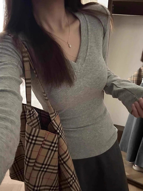 Slim-Fit V-Neck Long-Sleeve T-Shirt for Women, Autumn and Winter Style, Trendy and Flattering, Regular Shoulder, Waist-Cinching, Minimalist Top