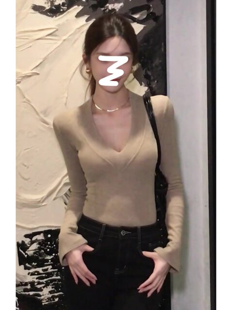 Long-Sleeve V-Neck Undershirt for Women, Autumn and Winter Pure Desire Style, Slim Fit Padded Shoulder Short T-Shirt Top