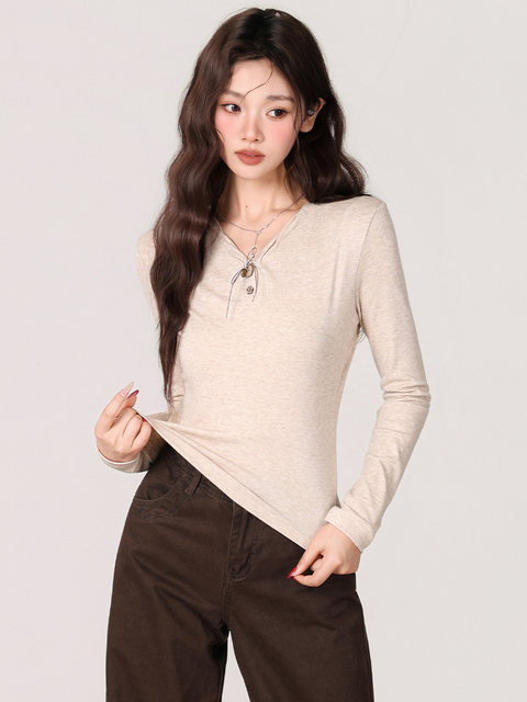 Stylish and Unique Long-Sleeve T-Shirt for Women, Suitable as a Base Layer in Autumn and Winter, Oatmeal Color, Regular Shoulder Fit, Versatile, Slim-Fit Top